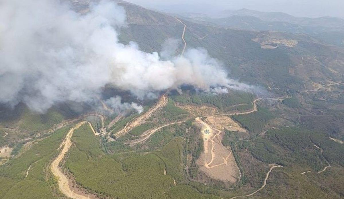 Casi 700 vecinos siguen evacuados en Las Hurdes mientras el incendio de Pinofranqueado apunta a una mano criminal