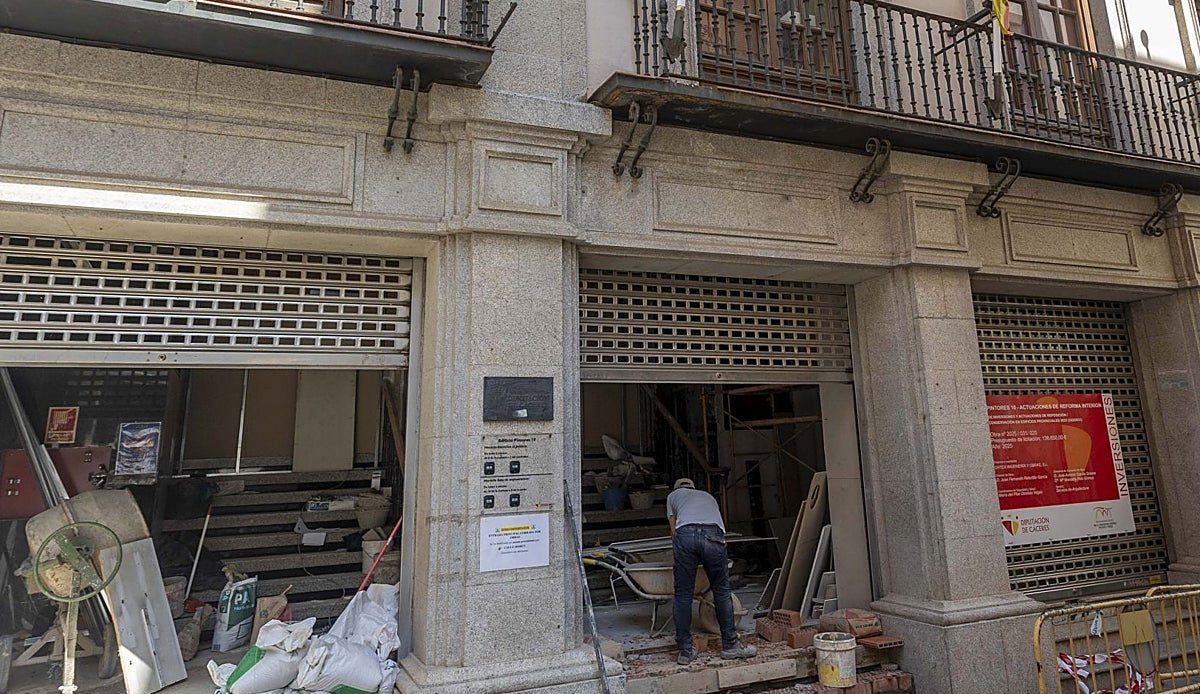 Las obras de accesibilidad de la Diputación en el corazón de Cáceres no terminarán hasta septiembre