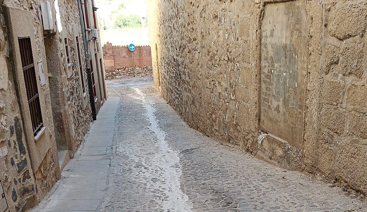 El yeso de las obras de la Diputación mancha la Calle Amargura y agota la paciencia de los vecinos de la Ciudad Monumental