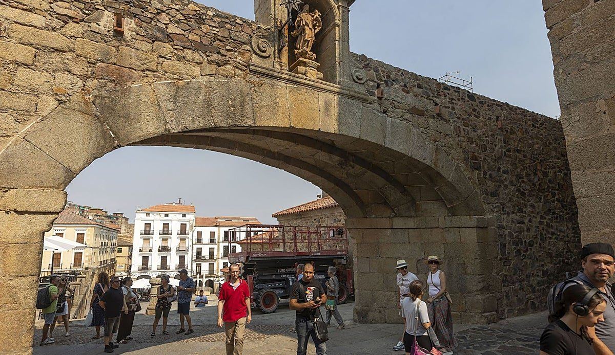 El Arco de la Estrella cierra sus puertas durante quince días por las obras de restauración de la muralla de Cáceres