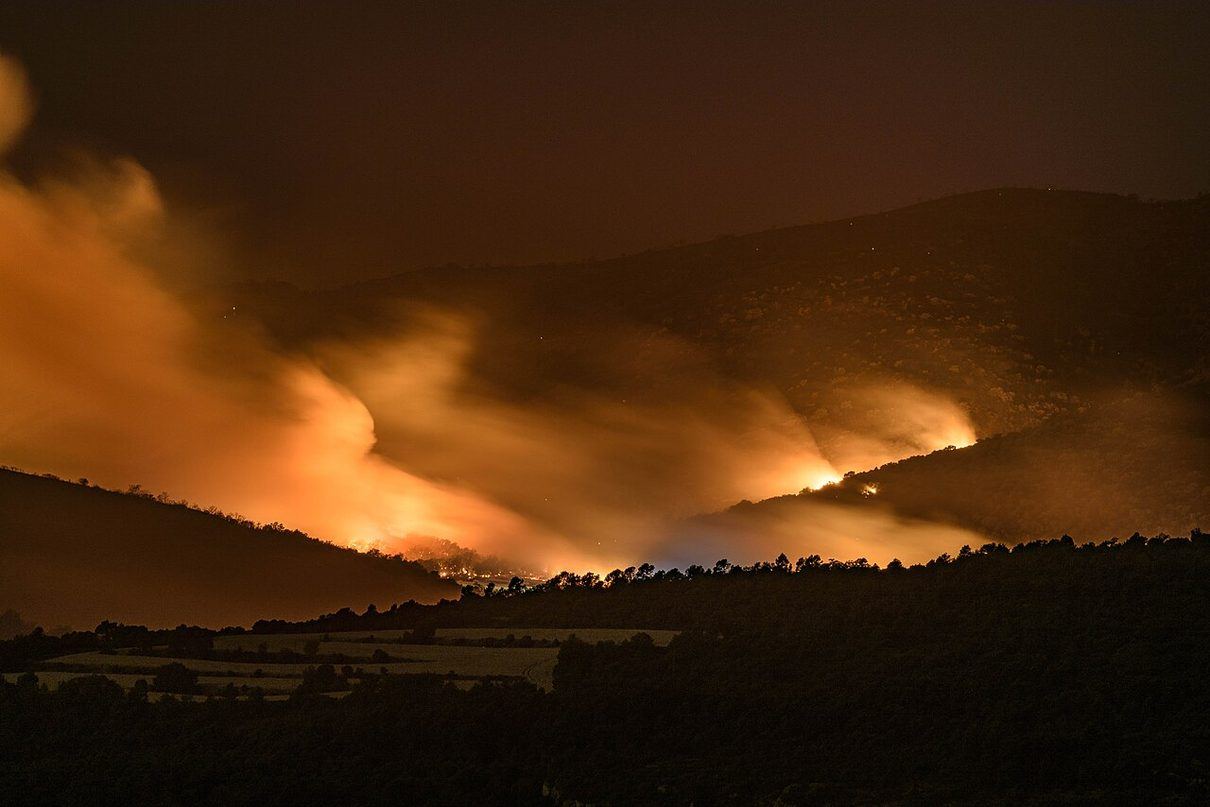 El fuego de Casas de Millán se estabiliza tras acercarse a menos de doce kilómetros de Monfragüe