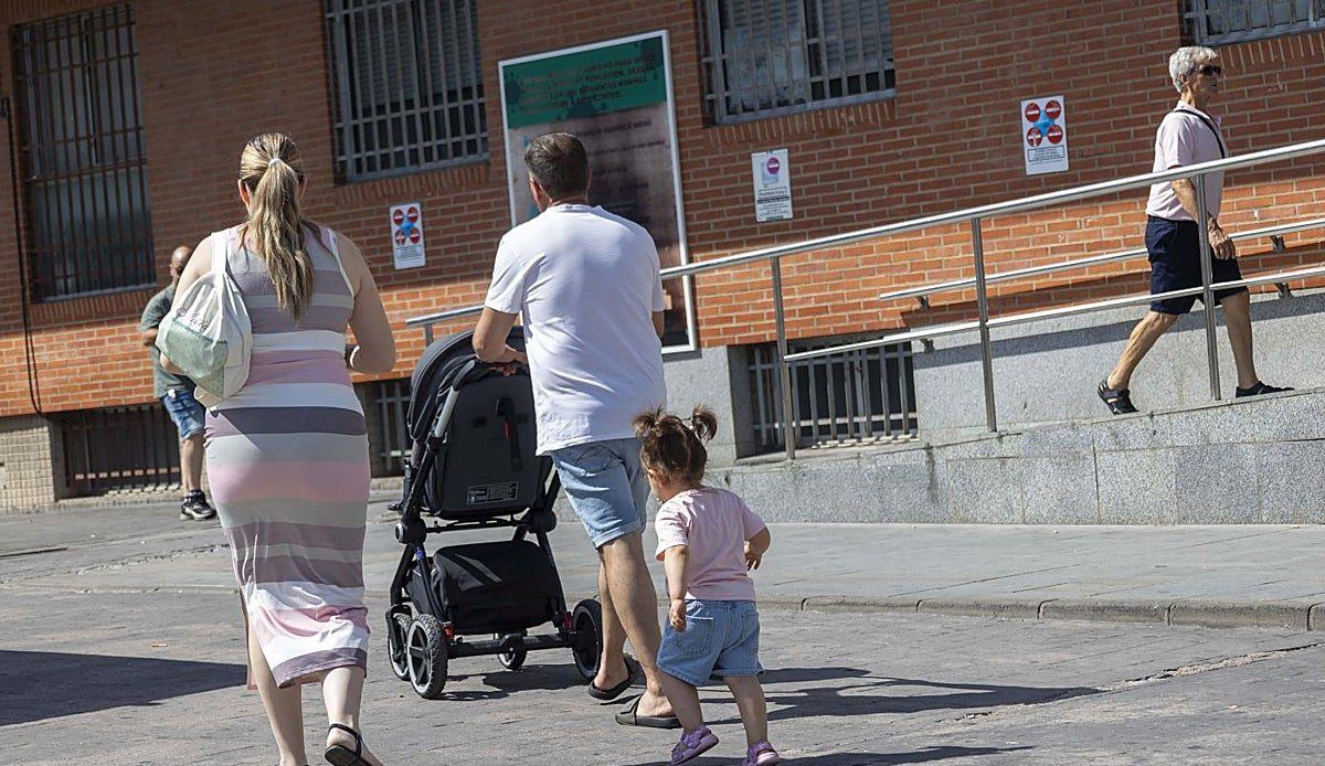 El San Pedro de Alcántara abre una escuela pionera para enseñar a las familias a cuidar a sus recién nacidos