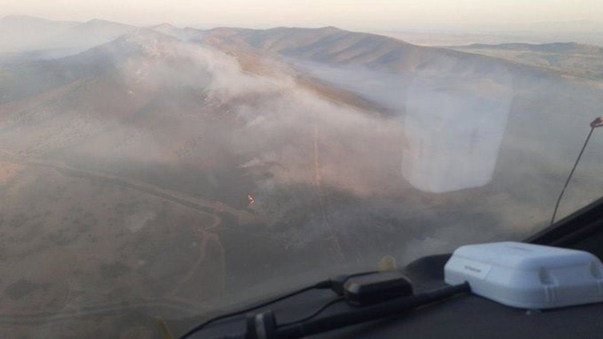 El fuego de Casas de Millán cede tras una noche durísima: se levanta la evacuación pero el pueblo sigue confinado