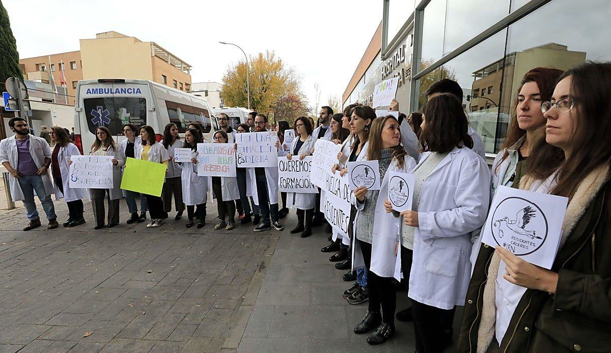 Los MIR de Urgencias de Cáceres no serán obligados a hacer guardias extra, aunque el hospital sigue sin médicos suficientes