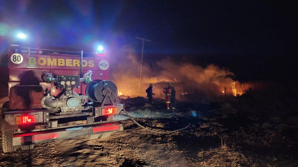 Ochocientos vecinos de Casas de Millán y Grimaldo pasan la noche fuera de sus casas por el incendio forestal