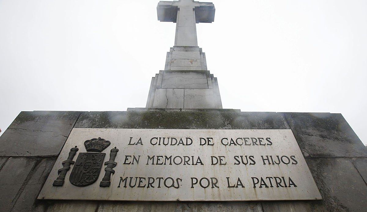 Veinte asociaciones de memoria histórica se movilizan para impedir que la Cruz de los Caídos de Cáceres obtenga la máxima pro