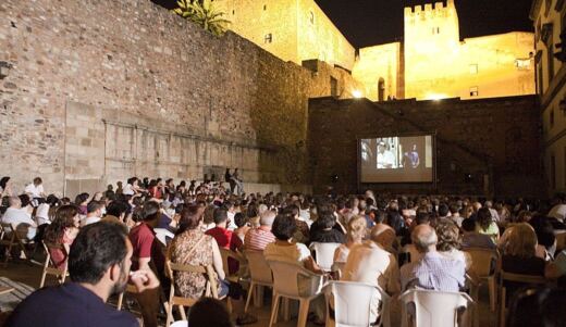 Cáceres llena sus plazas de cine gratis: cinco noches de películas al aire libre para vecinos y visitantes