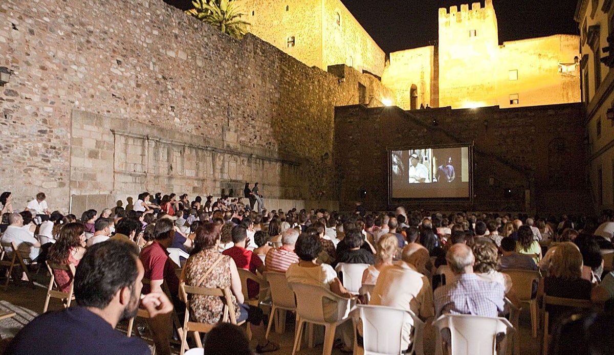Cáceres llena sus plazas de cine gratis: cinco noches de películas al aire libre para vecinos y visitantes