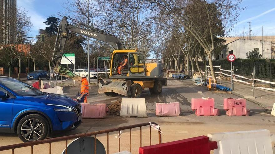 Cáceres sale a la calle con agua a presión y maquinaria especializada para recuperar la imagen de sus espacios públicos