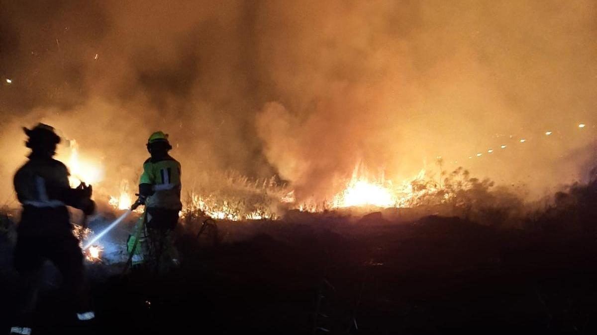 Un incendio nocturno pone en alerta a Plasencia durante tres horas antes de ser estabilizado