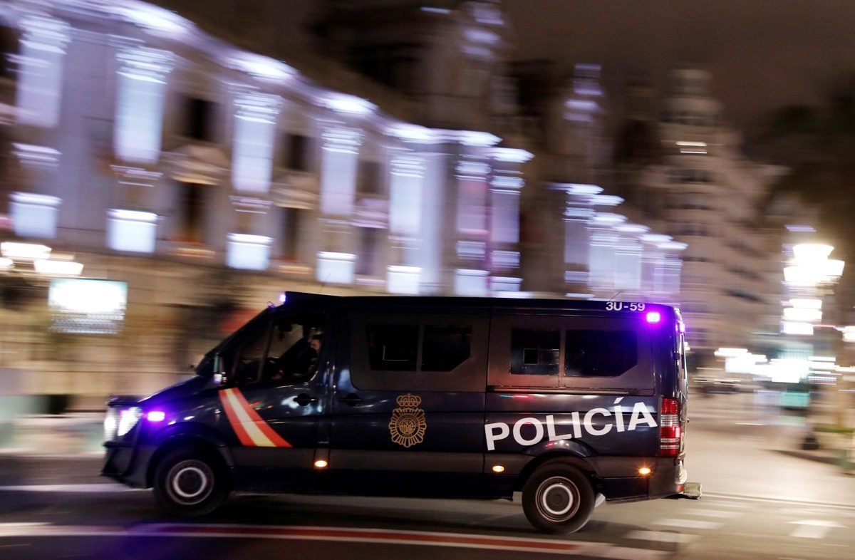 La Guardia Civil mantiene el cerco a una 'rave' ilegal con 3.000 personas en La Granja