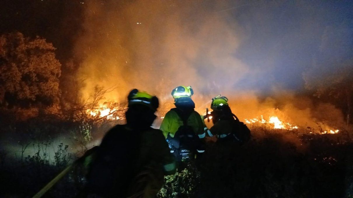 Los vecinos de Casas de Millán siguen evacuados mientras los bomberos luchan contra las llamas tras una noche entera sin treg