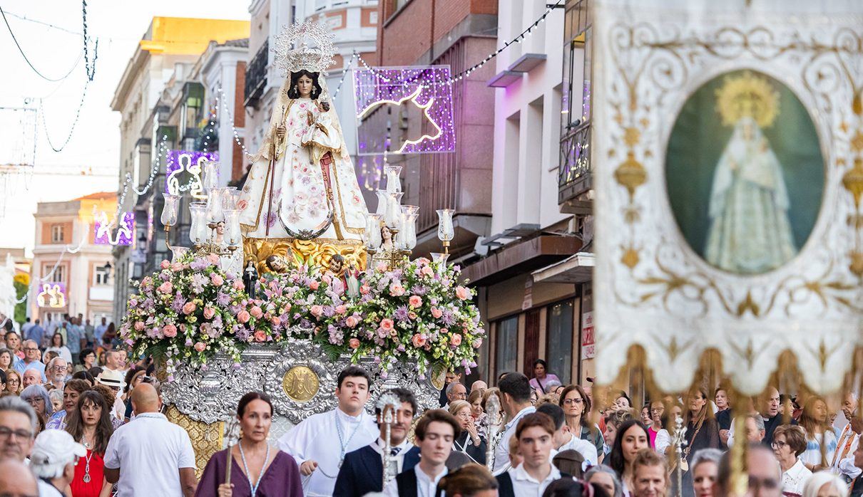 La Virgen de la Antigua abre las Ferias de Guadalajara arropada por cientos de vecinos