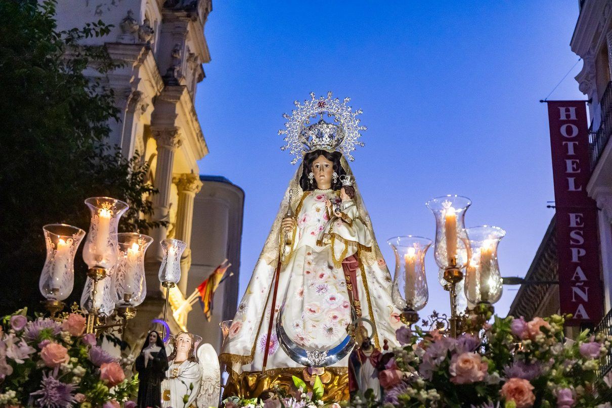 Guadalajara despide el verano arropando a su Virgen de la Antigua en un emotivo traslado