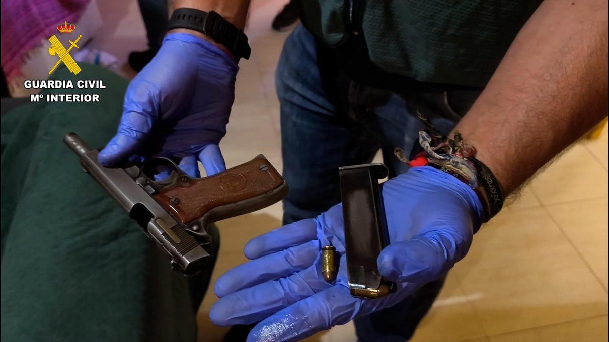 Un narco dispara contra agentes de la Guardia Civil en Azuqueca tras llegar cinco kilos de coca desde Colombia ocultos en una