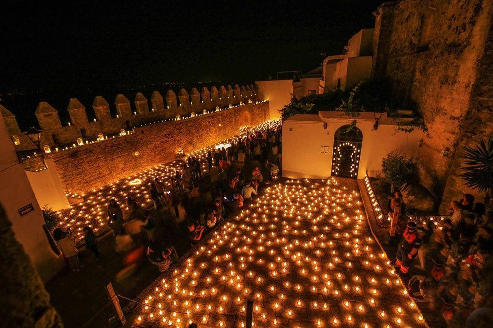 El Barrio Nuevo de Cifuentes se ilumina con más de 3.000 velas en su segunda Noche Mágica