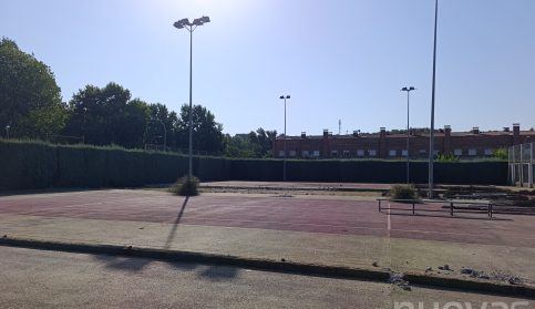 El Jerónimo de la Morena gana un campo de césped artificial donde antes había pistas de tenis en desuso