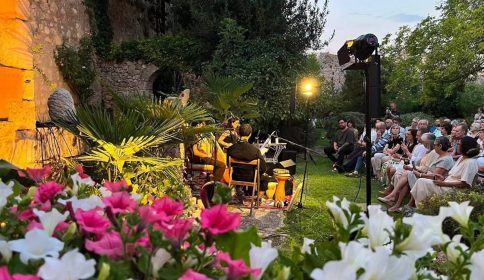 El jardín de la Casa de Manu Leguineche se queda pequeño ante la música que llegó a Brihuega desde el mundo