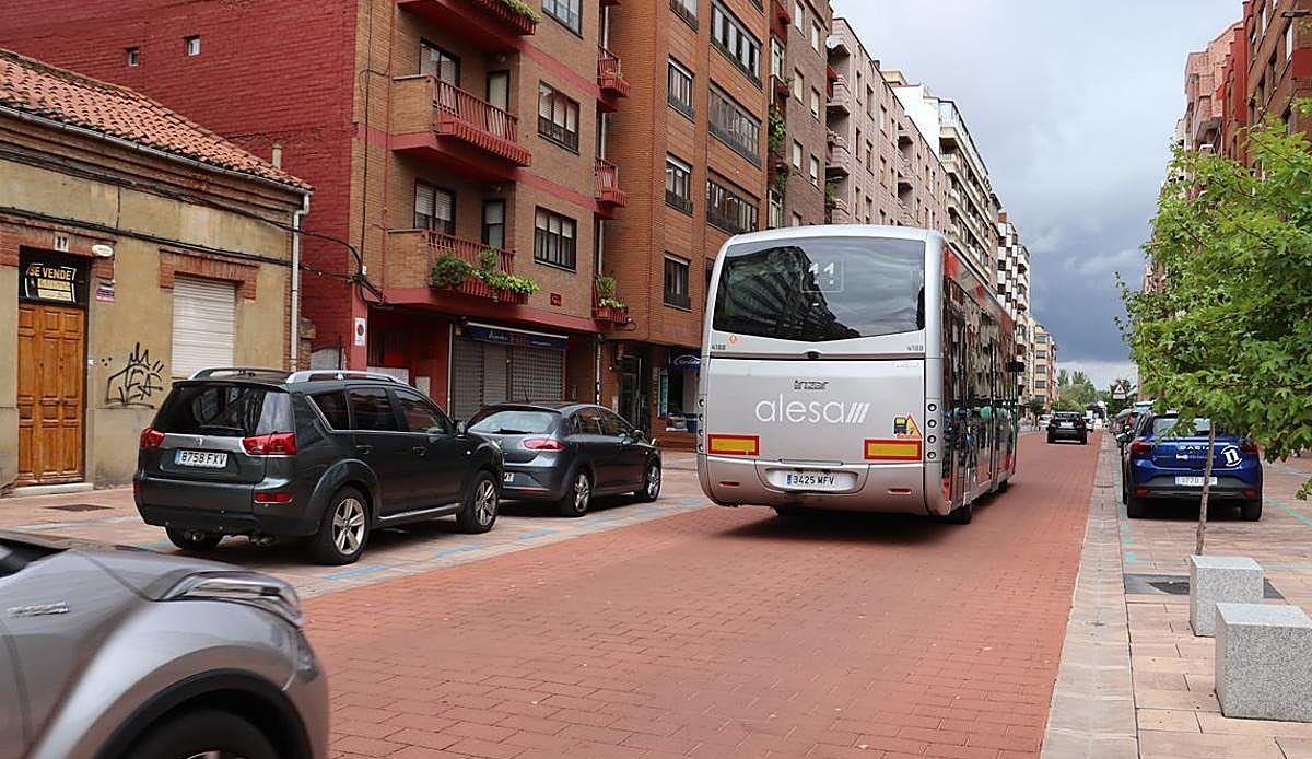 La avenida Padre Isla estrena asfalto rojizo tras años de chapuzas y polémicas en León