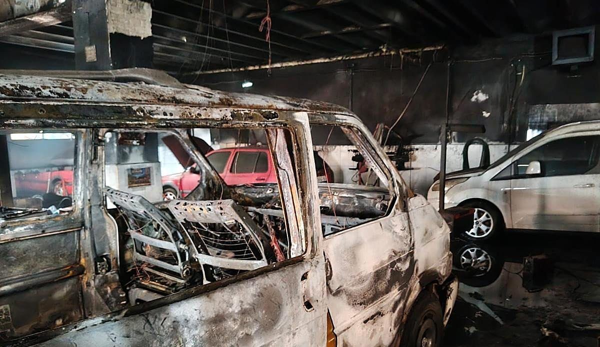 Un incendio arrasa un taller mecánico en Veguellina de Órbigo y destruye varios vehículos sin causar heridos