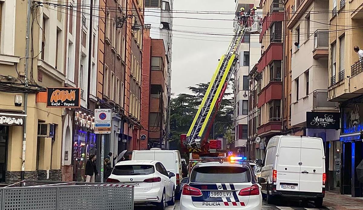 El humo de un cuadro eléctrico moviliza a dos dotaciones de Bomberos en pleno centro de León