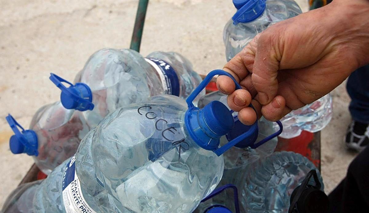 La Diputación de León lleva agua a más de veinte pueblos este verano mientras la sequía y los incendios del año pasado siguen