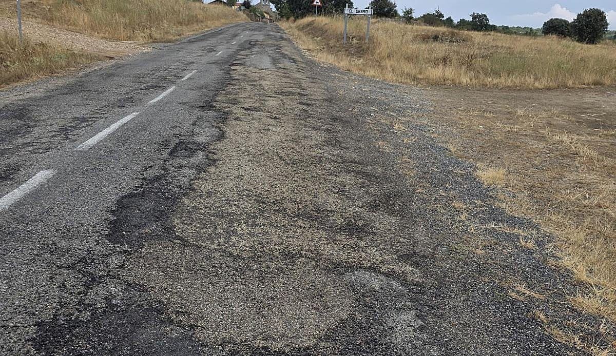 Una década de baches y promesas vacías: La Maragatería exige que arreglen la carretera que une Santa Catalina y Rabanal del C