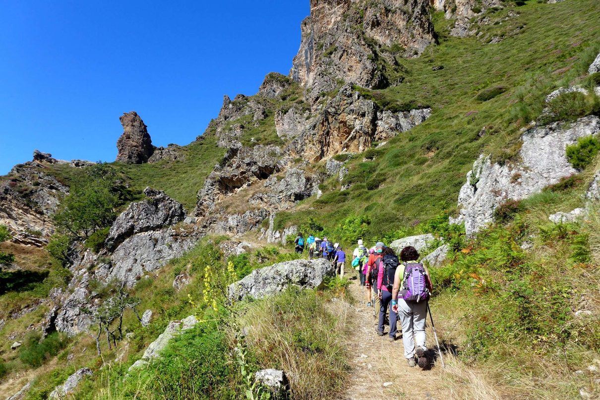 La Cruz de San Salvador vuelve a reunir a vecinos y caminantes en la montaña leonesa