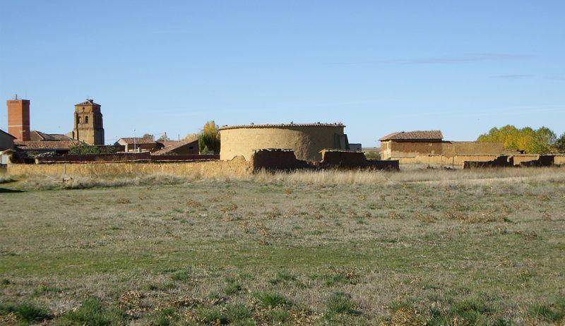 Una casa, un almacén y un patio en Albires salen a subasta por menos de lo que cuesta un coche de segunda mano