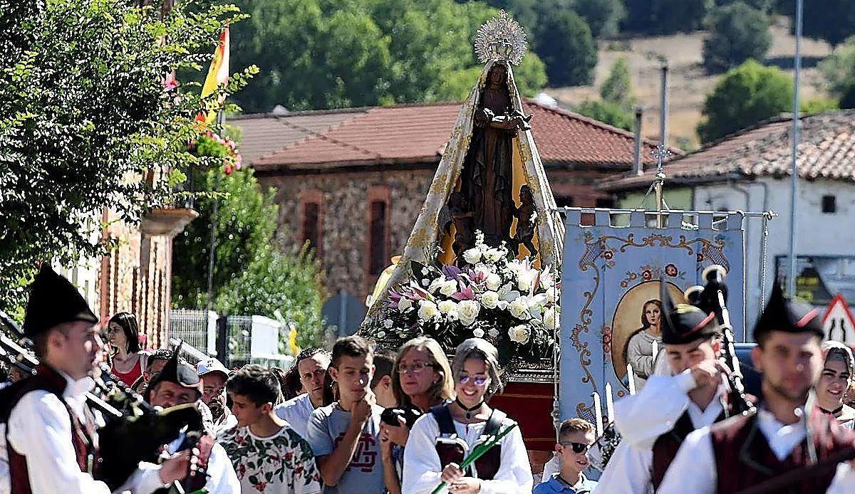 La Romería de Boinas vuelve a reunir a todo un pueblo en torno a su virgen este 15 de agosto