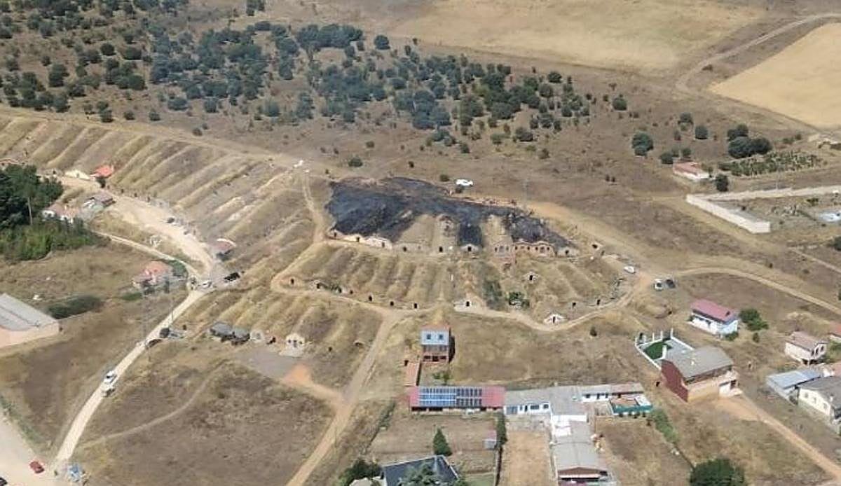 Los vecinos de Jiménez de Jamuz se movilizan ante un incendio en las bodegas que arrasó más de 2.000 metros cuadrados