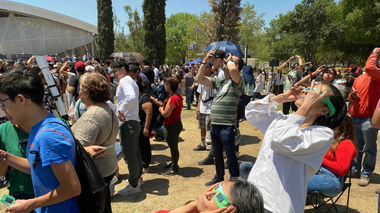 El eclipse deja sin gafas a media León: colas kilométricas y existencias agotadas en minutos durante el reparto municipal