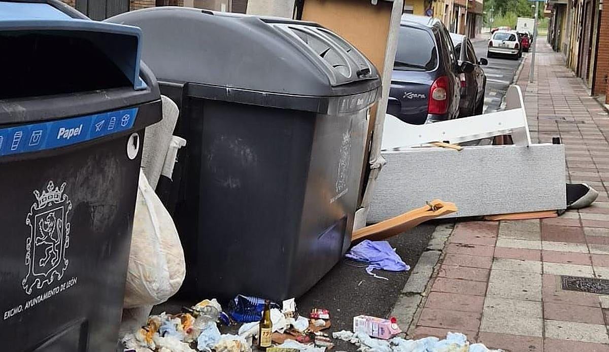 Sofás, basura y botellines abandonados junto a los contenedores del barrio del Crucero de León