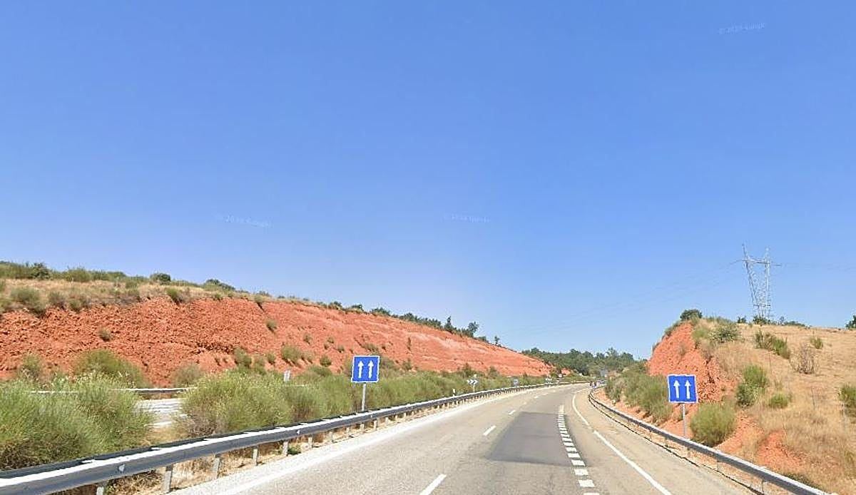 Rescatan a una mujer atrapada en su coche tras salirse de la autovía A-6 a la altura de Brazuelo