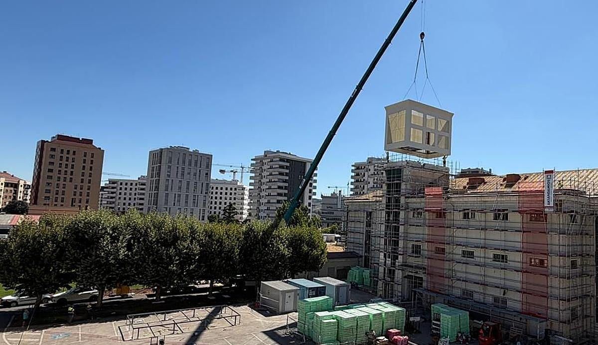León devuelve la silueta perdida al Colegio de Huérfanos Ferroviarios tras doce años sin su emblemática torre