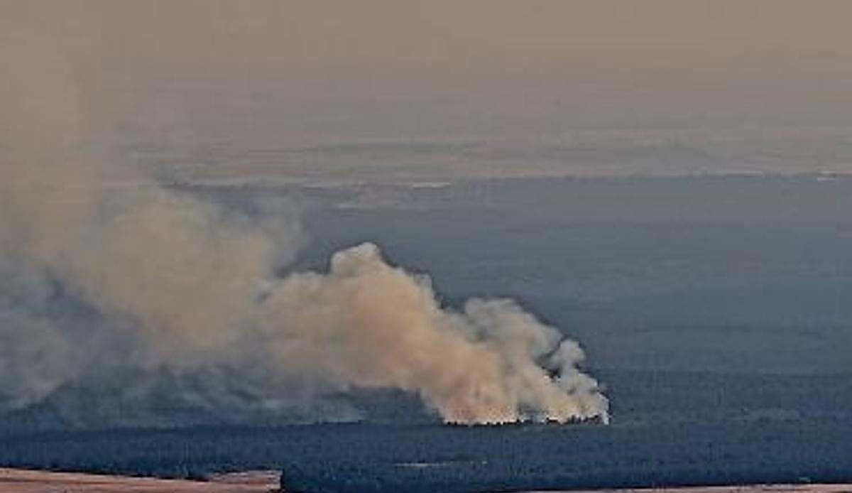 Un rayo desata un incendio forestal en La Ercina que moviliza a más de treinta medios de extinción