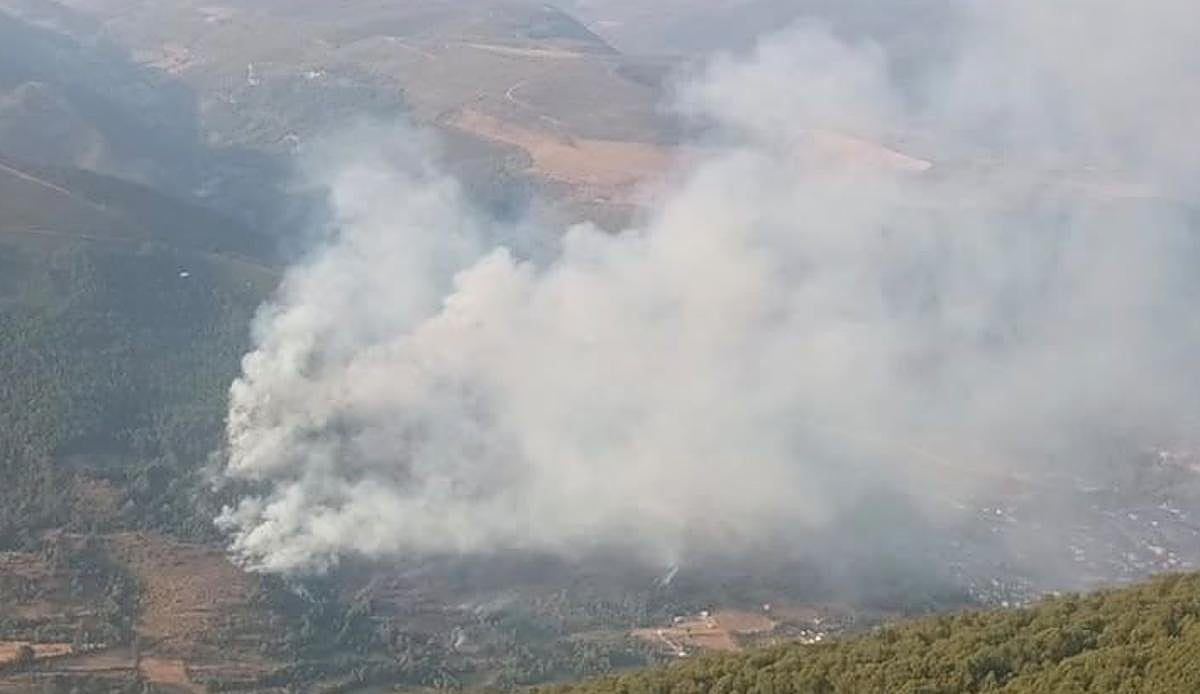 Una noche de lucha contra las llamas deja casi dominado el incendio de Caboalles de Abajo, aunque el calor mantiene en alerta