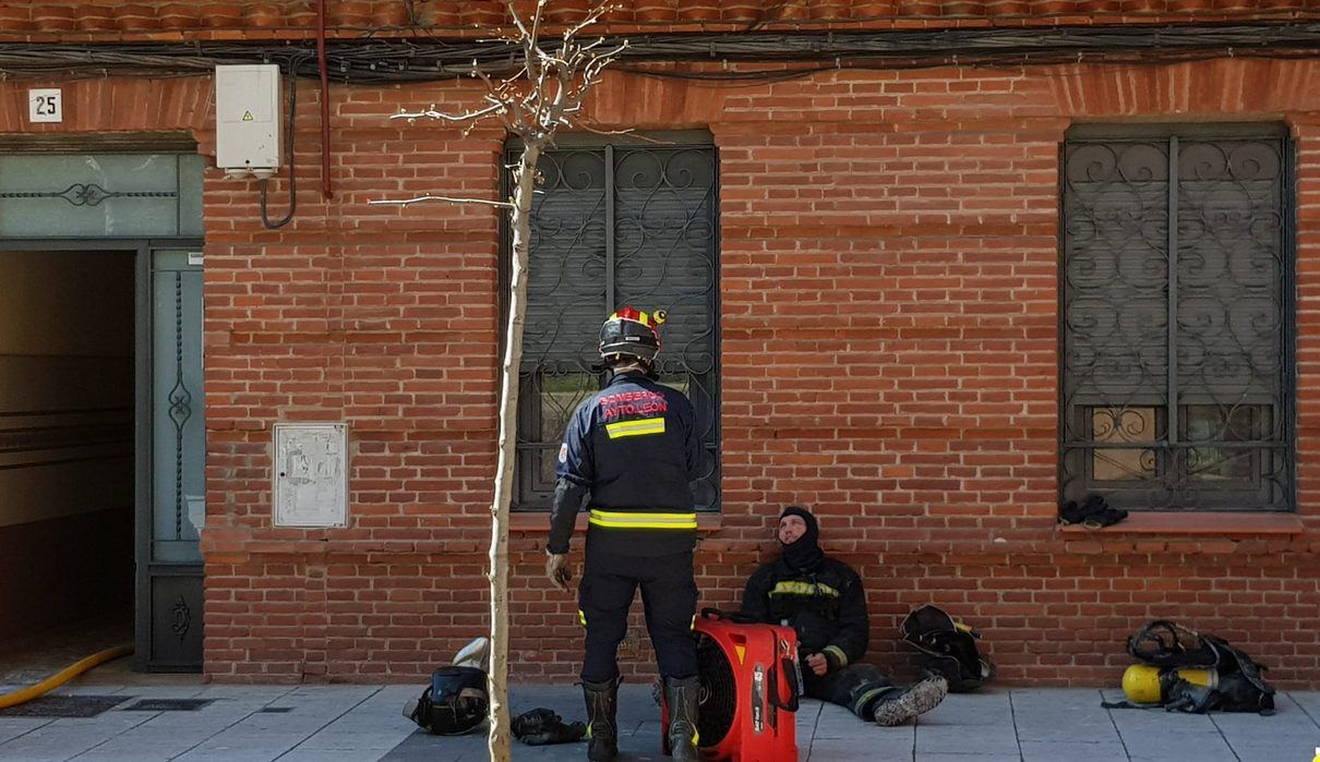 Las llamas despiertan a la calle Astorga de León: dos intoxicados tras un incendio en plena madrugada