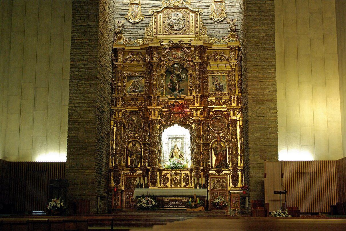 Un hombre irrumpe en la basílica de La Virgen del Camino, manipula objetos del altar y agrede a un policía local