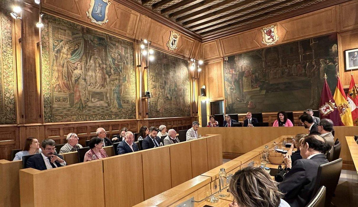 El pleno de León se incendia: bronca entre el alcalde y Vox por una polémica comparación durante el debate de presupuestos