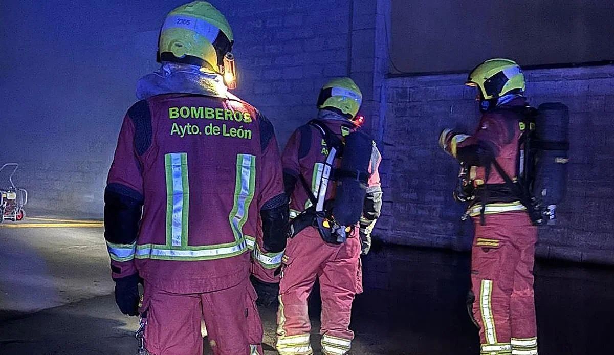 Un incendio nocturno en Rodiezmo deja a una mujer de 65 años ingresada en el Hospital de León