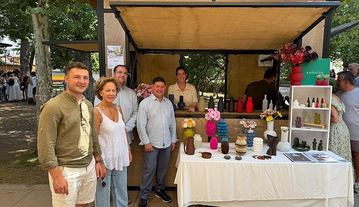 Valencia de Don Juan celebra su 29 feria de artesanía con cientos de vecinos volcados en el Jardín de los Patos