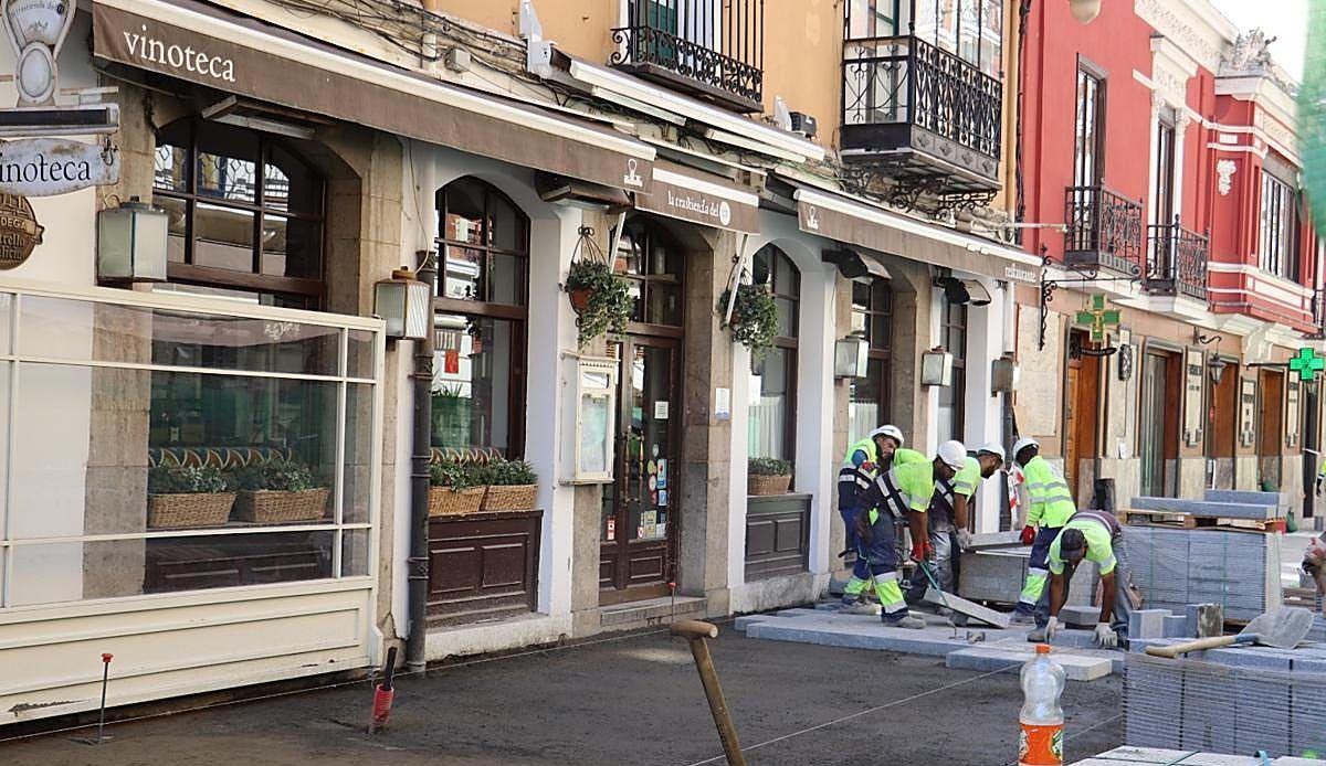 Las obras de la calle Ancha impiden abrir a un restaurante leonés en pleno agosto: "Teníamos reservas y no nos dejaban entrar