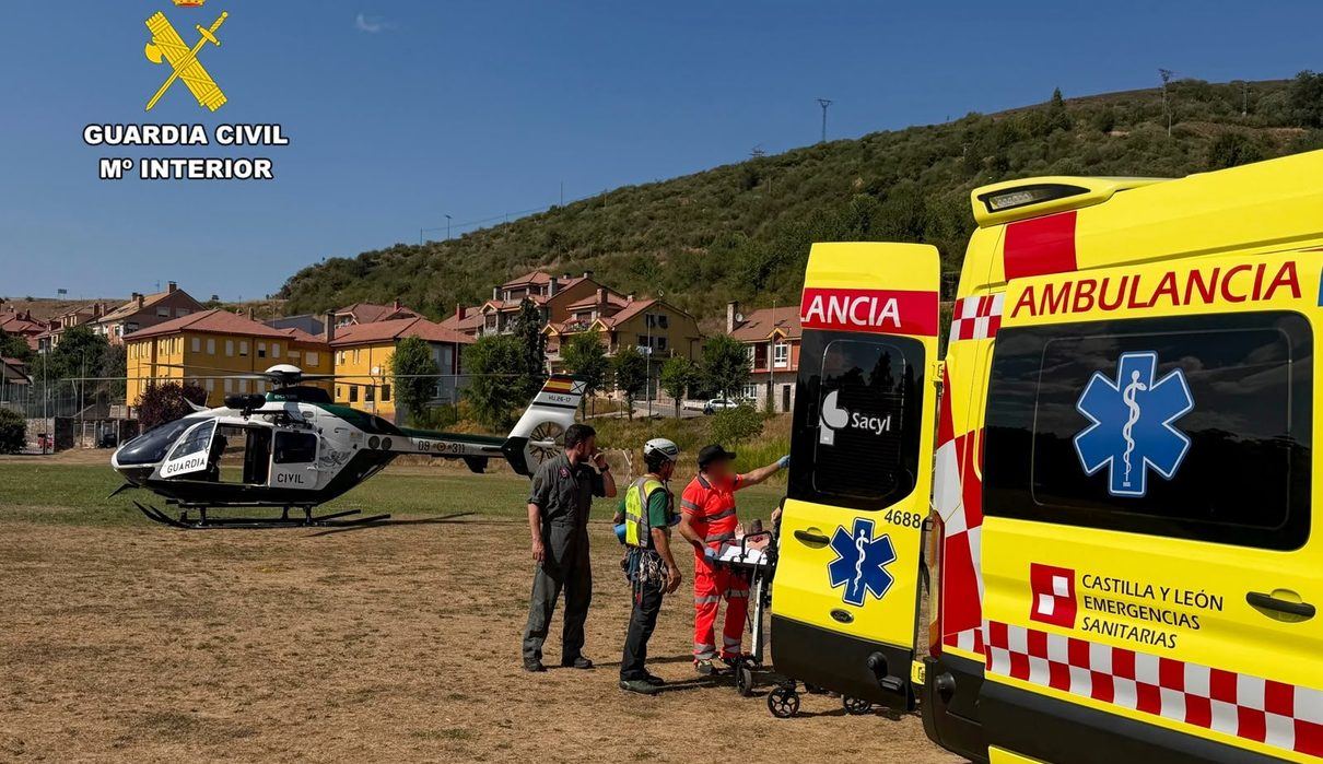 El helicóptero de la Guardia Civil evacúa a una senderista con fractura de tobillo en los montes de Oseja de Sajambre