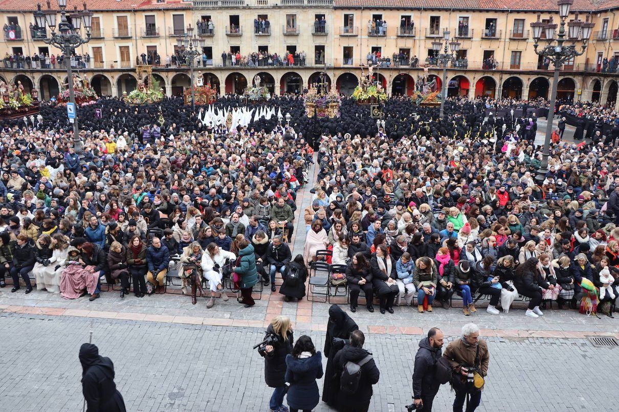Las gafas del eclipse vuelan en León en menos de media hora y el Ayuntamiento promete una segunda ronda