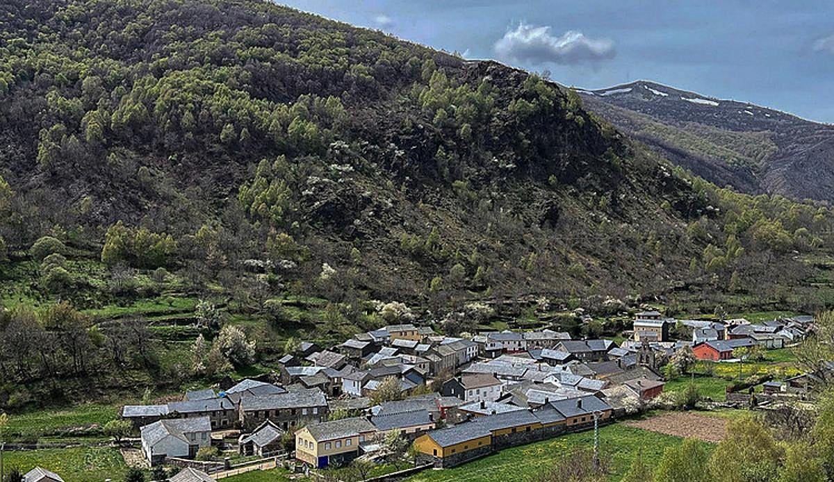 El pueblo de Fasgar acoge con normalidad a la Familia Arcoíris: «Son unos veraneantes más, recogen hasta la basura del camino