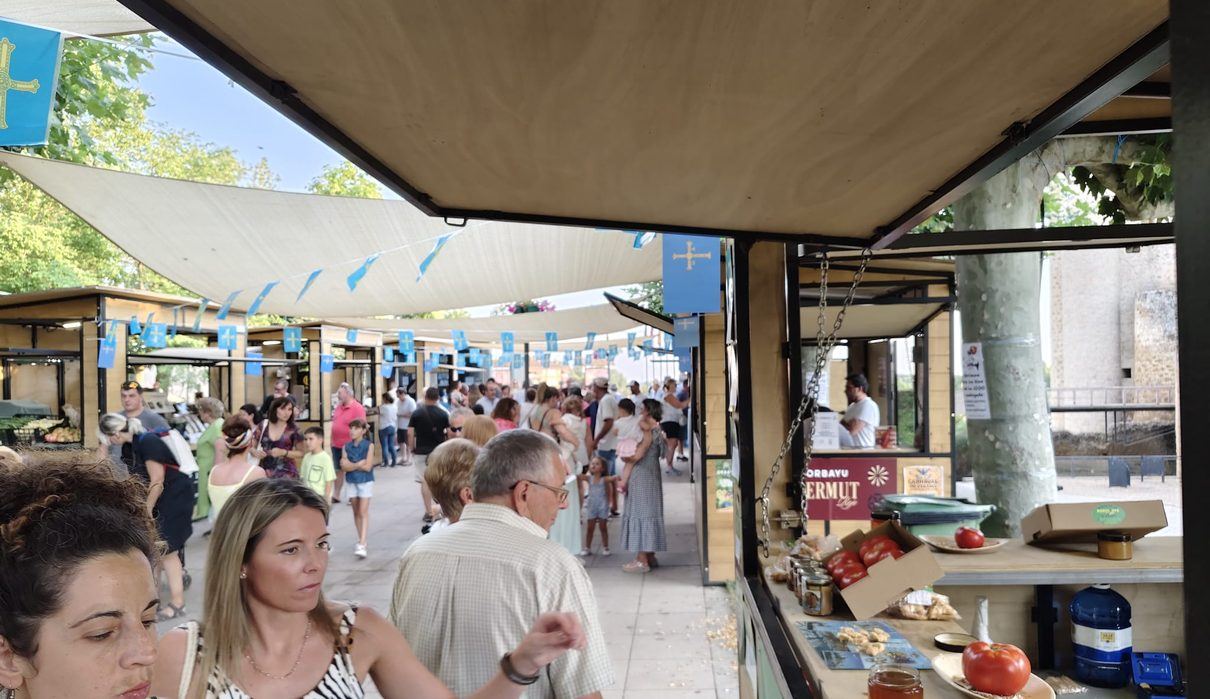Valencia de Don Juan celebra su tercera Astur Feria con sidra, gaitas y el nombramiento del Paisano de Honor