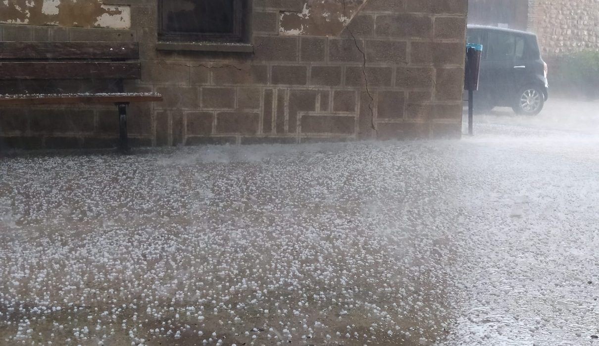 Astorga sufre una tormenta de granizo descomunal que dobla el umbral de aviso en menos de una hora
