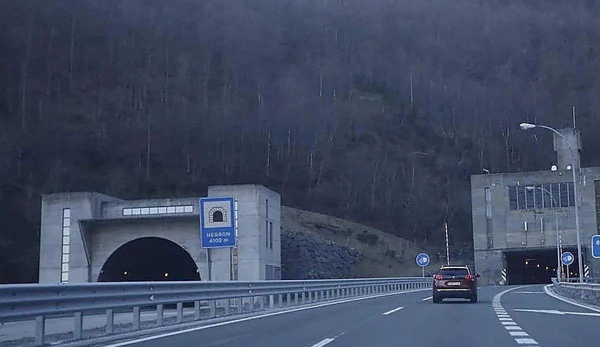 Una loseta del techo del túnel del Negrón corta la AP-66 toda una noche en plena operación salida de agosto