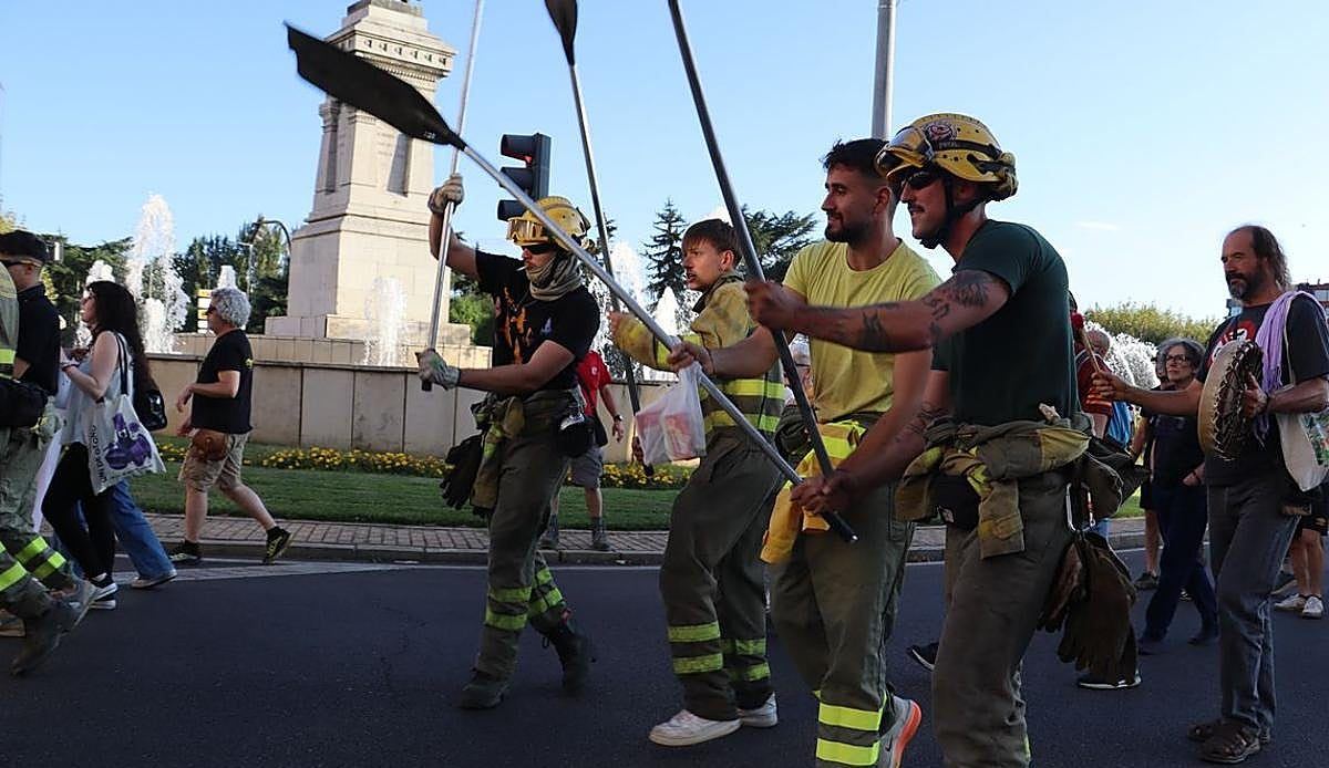 León vuelve a la calle contra los incendios pero teme que la sociedad ya los dé por inevitables